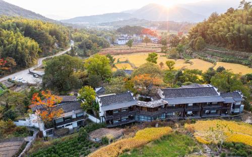 boutique hotels in Yi